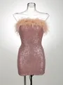 Detalle de un vestido rosa de lentejuelas con adorno de plumas de avestruz en el escote - XS / Top Y Pantalón / Naranja