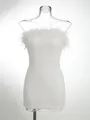 Primer plano de vestido blanco de lentejuelas con elegante borde de pluma avestruz. - XS / Top Y Pantalón / Blanco