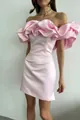 Elegante mini vestido de satén rosa con hombros descubiertos y volantes para fiestas. - XS / Superior E Inferior / Rosa