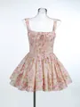 Vista frontal de un minivestido de flores rosa con tirantes y dobladillo volantes - XS / Flores Rosas