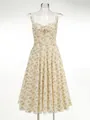 Detalle de un vestido midi con estampado floral, tirantes finos y lazo en el frente. - XS / Floral Beige