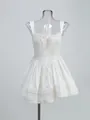 Vista detallada del minivestido corsé blanco con busto fruncido y lazo en maniquí - XS / Blanco puro