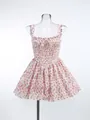 Primer plano de un minivestido floral con escote de volantes y lazo en maniquí - XS / Estampado Rosa sobre Blanco