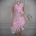 Detailansicht eines rosa Bühnenkleids mit schimmernden Rüschen und eleganten Perlen - S / Oberteil Und Unterteil / Rosa
