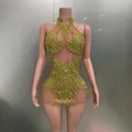 Detailansicht der funkelnden goldenen Strasssteine auf dem Netz-Minikleid für die Bühne - S / Oberteile / Gold