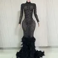 Elegantes schwarzes Abendkleid aus Netzstoff mit Strasssteinen und ausladendem Federsaum. - S / Oberteil Und Unterteil / Schwarz