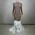 Elegantes braunes Abendkleid aus Netz mit Strass und weißem Feder-Meerjungfrauen-Saum. - S / Oberteil Und Unterteil / Grau