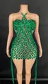 Primer plano de un vestido halter brillante con diamantes verdes y diseño de malla de rombos. - Verde