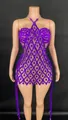 Primer plano de vestido halter violeta con pedrería brillante y detalles de lentejuelas - Violeta Oscuro