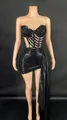 Detalle del top corsé negro con pedrería y conjunto de minifalda drapeada con pliegues - Negro