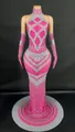 Elegante vestido de noche largo fucsia con cuello halter y pedrería plateada. - Rosa oscuro