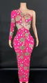 Robe de soirée rose à une épaule avec motifs floraux en strass et franges argentées. - Rose foncé