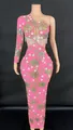Robe de soirée rose asymétrique avec fleurs en cristal étincelantes et détails de franges - Rose
