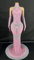 Elegante vestido de noche sirena rosa con cuello halter, pedrería y guantes largos - Rosa
