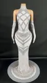 Elegante vestido de noche blanco estilo halter adornado con cristales plateados y guantes - Gris claro