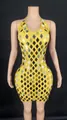 Detailopname van gele halter mini-jurk met gouden en zilveren ruitvormige pailletten - Geel