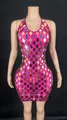 Detailweergave van de roze halter-mini-jurk met goud en zilveren spiegelende lovertjes. - Rozerood