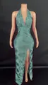 Robe longue élégante à paillettes vert menthe avec dos nu, licou et fente haute sur le côté - Vert malachite