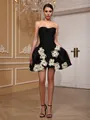 Elegante abito a fascia nero stile bandage con applicazioni floreali 3D bianche e gonna ampia. - Taglia S / Top e Pantaloni / Nero