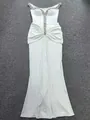 Vista dettagliata di un abito da sera bianco con spalle scoperte e accenti di strass - Taglia S / Top / Bianco