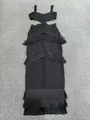 Vista dettagliata del vestito bandage nero con ritagli in vita e nappe a strati - Taglia S / Top e Pantaloni / Nero