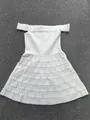 Dettaglio della gonna a balze pieghettata su un abito a fascia bianco elegante - Taglia S / Top / Bianco
