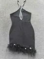 Dettaglio di un abito a fascia nero con spalline in strass e finiture in piume - Taglia S / Top e Pantaloni / Nero