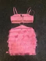 Dettaglio di un completo bandage rosa sexy in due pezzi con strass e nappine con frange - Taglia L / Top e Pantaloni / Rosa