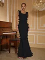 Dettaglio di un elegante abito da sera a sirena nero con volant e bendaggio per cerimonie. - Taglia S / Top e Pantaloni / Nero