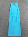 Primo piano di un abito bandage blu turchese aderente con un'esclusiva trama intrecciata - Taglia S / Blu