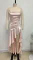 Vista detallada de vestido de satén rosa con dobladillo de volantes irregular y espalda. - Rosa