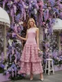 Dettaglio del tessuto in pizzo rosa 3D a strati su questo elegante abito rosa all'americana - Taglia S / Top E Pantaloni / Rosa