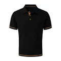 Vista detallada de polo de punto negro con ribetes naranjas en contraste y tejido de punto - S / Tops / Negro