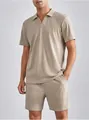 Dettaglio ravvicinato di polo a maniche corte e pantaloncini a coste beige da uomo. - Kaki