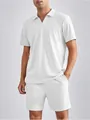Dettaglio del completo da uomo con polo a maniche corte e pantaloncini bianchi a coste verticali - Taglia S / Top E Pantaloni / Bianco