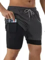Détail d'un short de sport 2-en-1 pour homme avec poche pour téléphone - Gris foncé