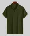 Detailansicht eines olivgrünen strukturierten Herren-Poloshirts mit kurzen Ärmeln - Dunkelgrün