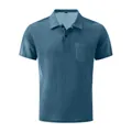 Dettaglio ravvicinato di una polo da uomo in maglia a nido d'ape con taschino - Blu Acqua