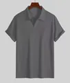 Detalle de un polo de hombre gris de manga corta con rayas verticales texturizadas. - S / Tops / Gris