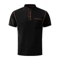 Vista detallada de la camiseta Henley negra de seda de hielo transpirable con costuras en contraste - S / Tops / Negro
