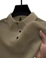 Dettaglio del tessuto operato beige di una polo da uomo in seta ghiaccio traspirante - Taglia S / Top / Kaki