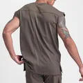 Rückansicht eines olivgrünen ärmellosen Herren-Fitness-Tanktops mit Seitenschlitzen - M / Oberteile / Dunkelgrau