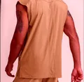 Detailansicht eines khakifarbenen Herren-Tanktops mit atmungsaktivem Mesh-Einsatz am Rücken. - M / Oberteile / Bronze