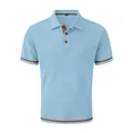 Vista detallada de un polo de punto azul claro con una textura de gofre única - S / Tops / Azul claro