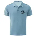 Heren polo van lichtblauwe wafelbrei, ijzijde, sneldrogend met zwart palmboom-logo - S / Tops / Lichtblauw
