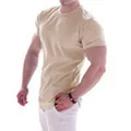 Gros plan d'un t-shirt de sport moulant kaki pour hommes sur un modèle de fitness - Kaki
