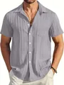 Detalle de una camisa casual de manga corta texturizada gris para hombre con botones - M / Tops / Gris