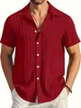 Primer plano de la textura vertical y botones blancos de esta camisa roja casual para hombres - M / Tops / Burdeos