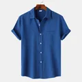Detalle de camisa de hombre de manga corta azul texturizada con bolsillo en el pecho - Azul zafiro