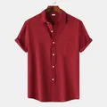 Vista detallada de camisa roja de manga corta para hombre en tela texturizada con bolsillo - 3XL / Tops / Burdeos